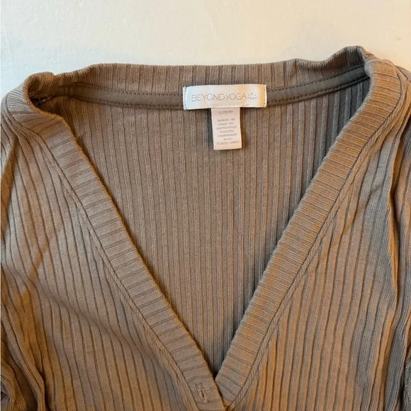 Beyond Yoga Well Traveled Set (Pants, Cardigan, Tank) - Picture 4 of 6